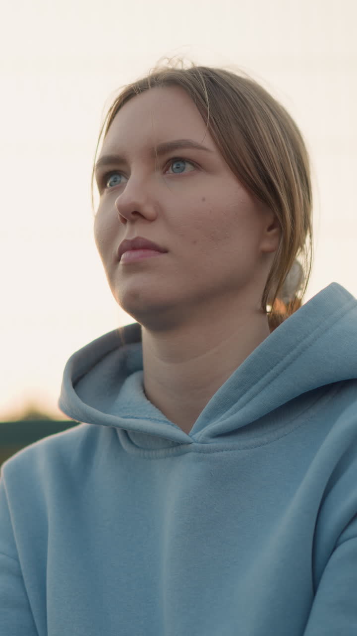 joven jugador de voleibol centrado en jugar, con la pelota en movimiento, el fondo borroso para enfatizar la acción en un entorno al aire libre durante el entrenamiento