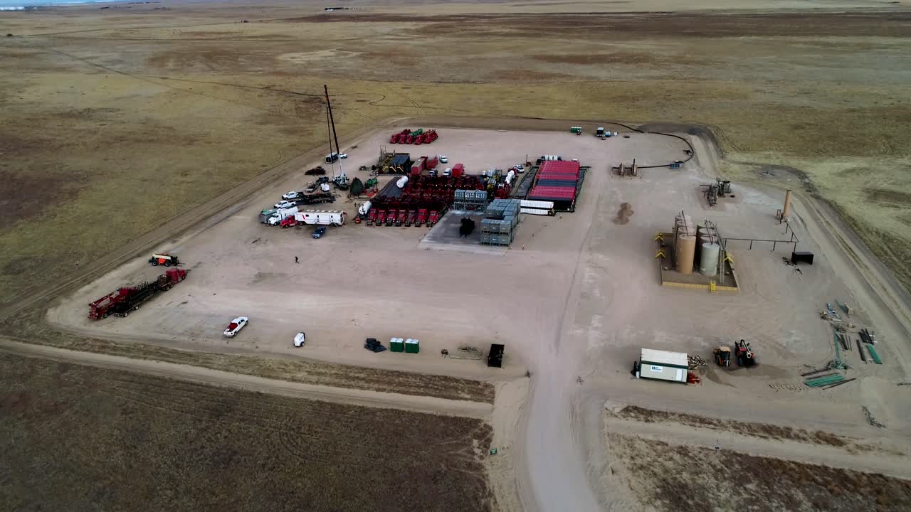 enfoque de plataforma de fracking y vuelo sobre 2021