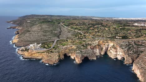 Imágenes-Aéreas-Panorámicas-De-Drones-De-La-Gruta-Azul-Y-La-Costa,-Malta