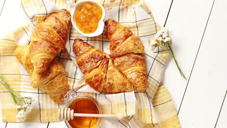 Composición-De-Croissants-Y-Condimentos-Sobre-La-Mesa