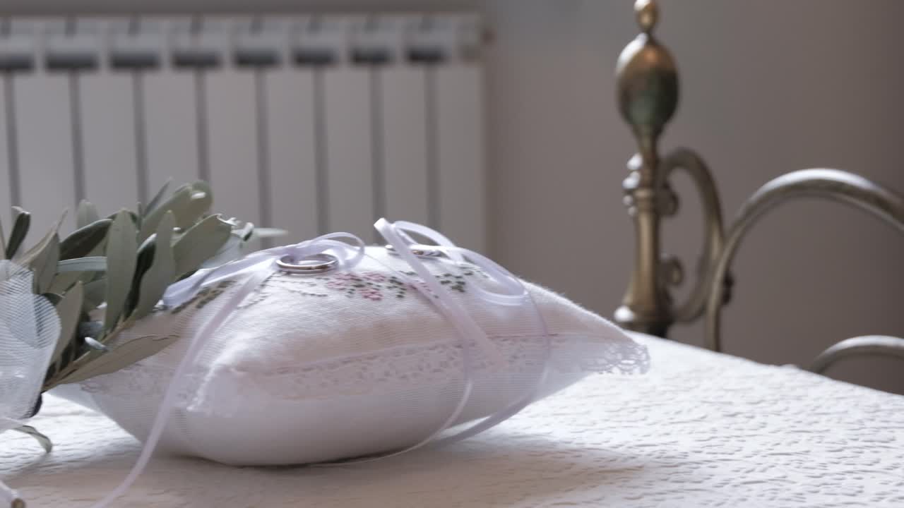 anillos de boda en una cama