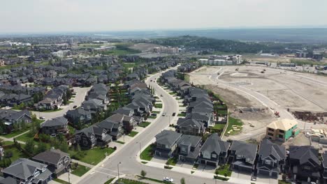 Vista-Aérea-De-Un-Desarrollo-Residencial-Norteamericano-En-Una-Gran-Ciudad.