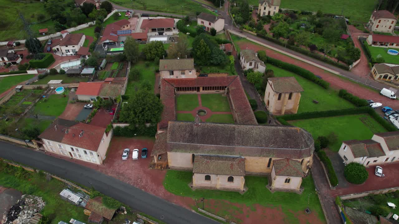 fotografía aérea sobre el convento de los cordeliers de saint nizier sous charlieu en el departamento de loira, auvergne, región de ródano alpes, francia