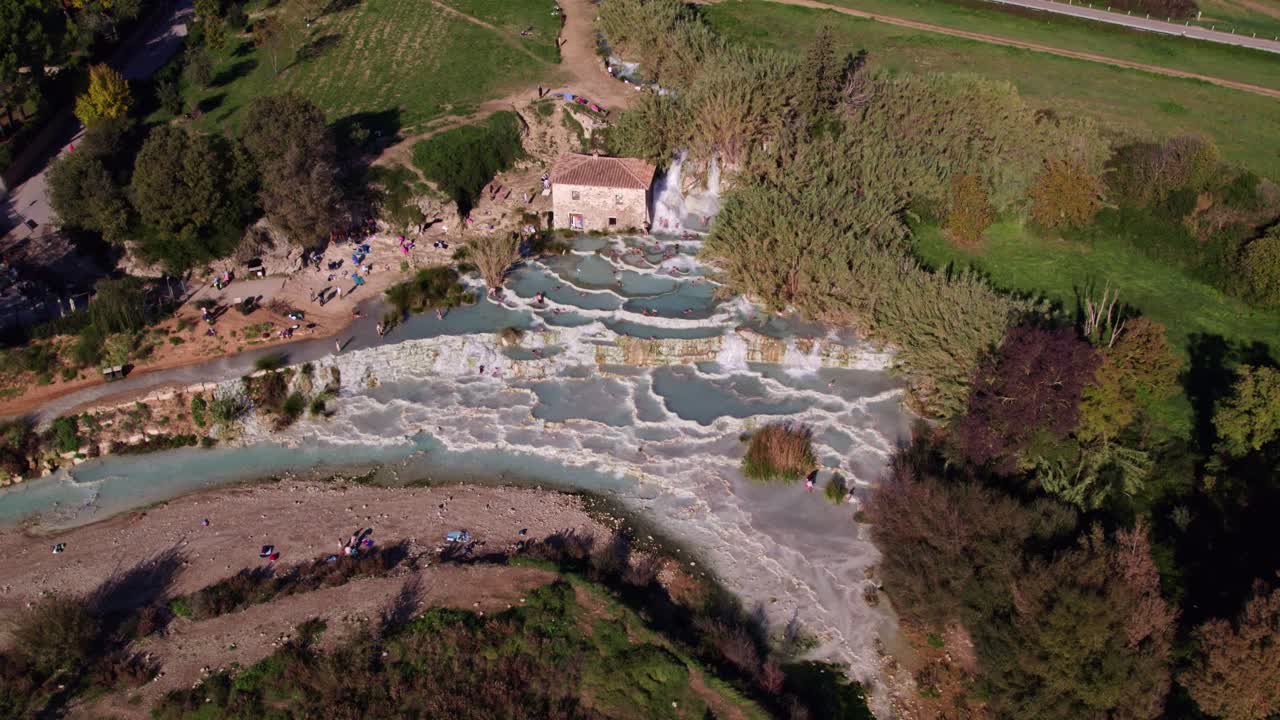 Piscina termale naturale sotto la luce dell'alba in Toscana, Italia