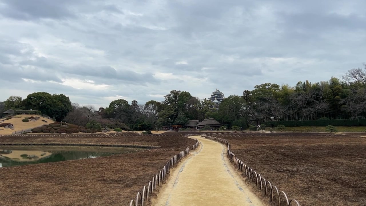 Lối đi bộ với cỏ cháy trong Vườn Korakuen Okayama Nhật Bản.