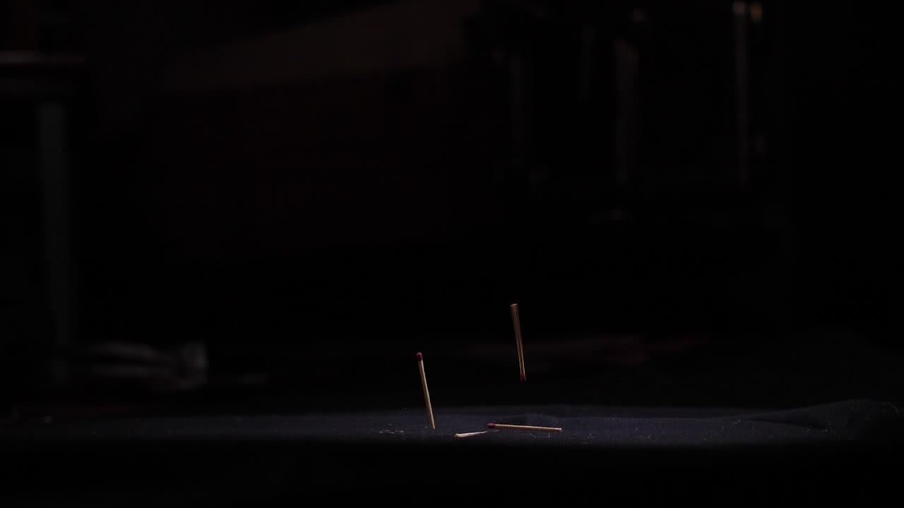 emparejar enfermos cayendo al suelo en sudio negro