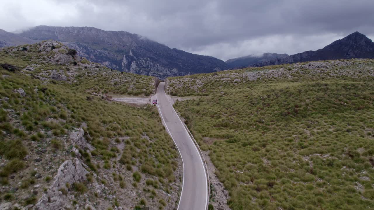 Biler på Coll dels Reis-passet, Mallorca, Spanien