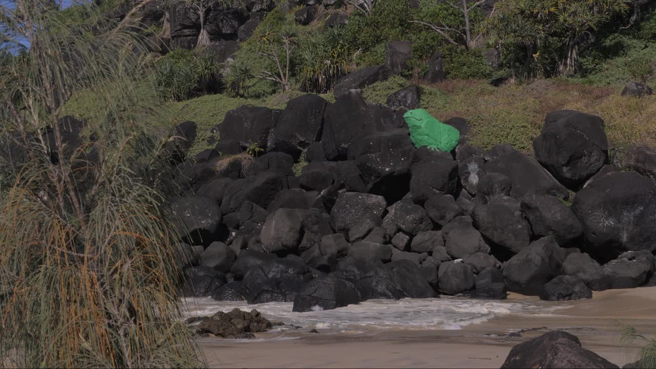 프로그지 해변 - 오스트레일리아 즐랜드 의 스퍼 바위 남쪽 에 있는 작은 만 - 정적 촬영