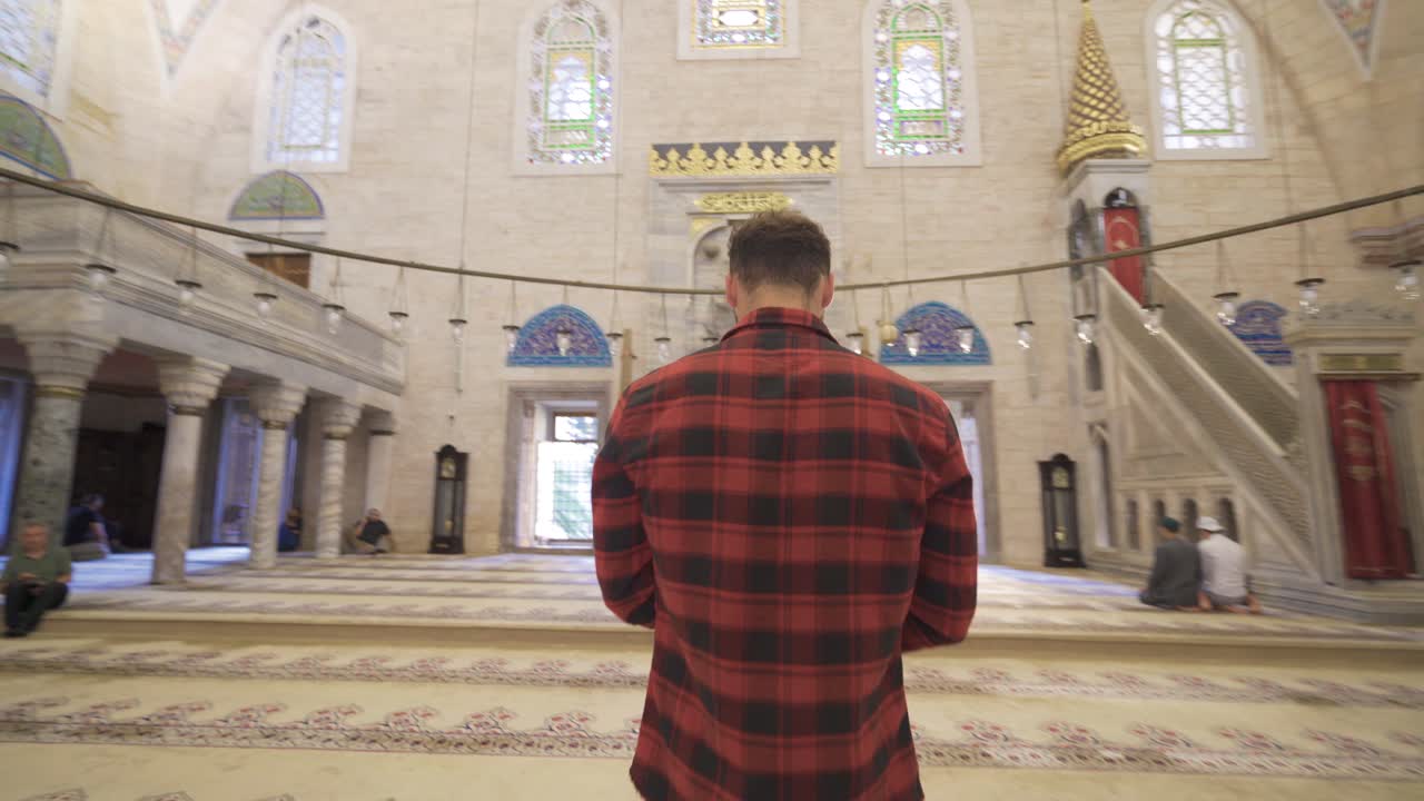 모스크는 무슬림들이 기도하는 곳입니다.