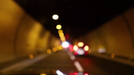 conduciendo a través de un túnel por la noche