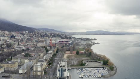 El-Romántico-Pueblo-De-Neuchâtel-Ubicado-En-El-Hermoso-Lago-Durante-La-Temporada-De-Invierno-En-El-Paisaje-Alpino-Suizo,-Suiza,-Europa