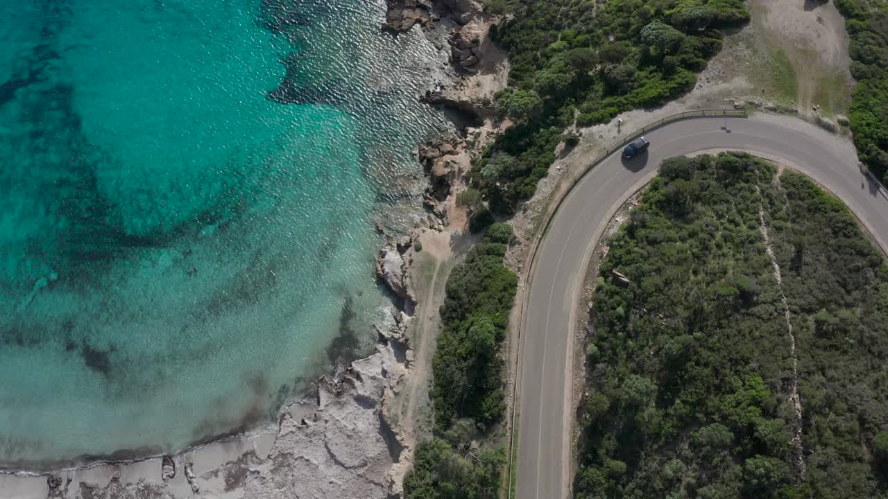 바로 위의 드론 : 해안 도로와 열대 해변. 아름다운 해안 도로의 공중 사진