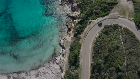 directamente por encima de la toma de dron: carretera costera y playa tropical. vista aérea de la hermosa carretera costera