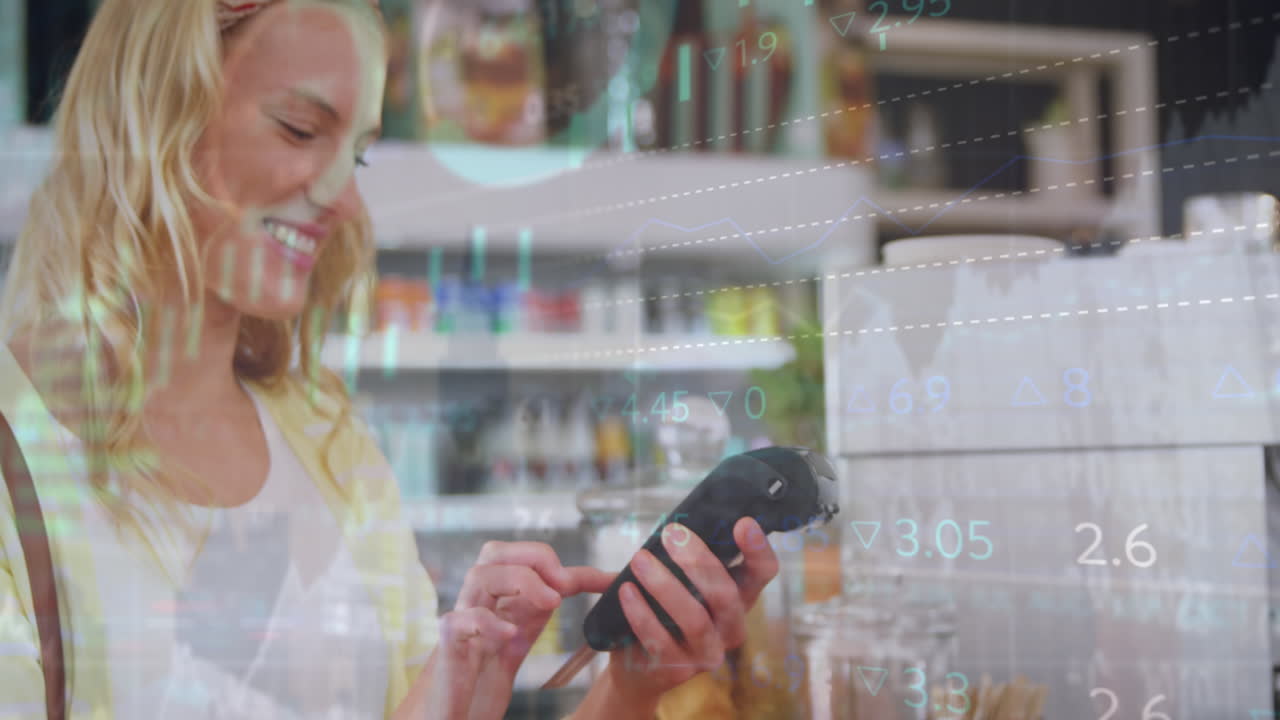 animación de procesamiento de datos sobre mujer caucásica usando tarjeta de crédito para hacer pago en el café.