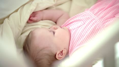 una niña hermosa durmiendo en la cuna. soñando durmiendo. una niña bebé durmiendo en la cuna