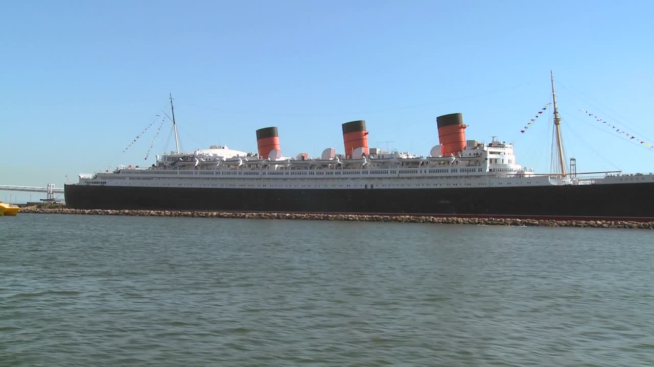 롱 비치 하버 1의 퀸 메리 근처 보트에서 pov