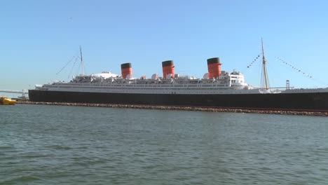 Pov-Von-Einem-Boot-In-Der-Nähe-Der-Königin-Mary-Im-Long-Beach-Hafen-1