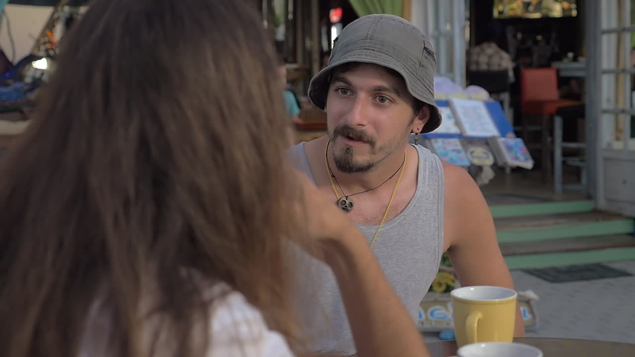 hombre teniendo una conversación emocional