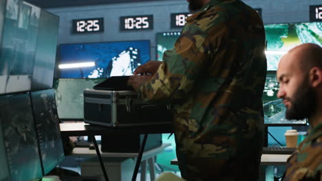 experto del ejército haciendo reconocimiento para obtener inteligencia ayudando a las tropas