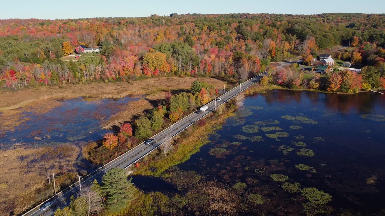 todavía toma de tráfico cruzando un lago en maine