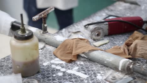 hombre haciendo protesis en guatemala