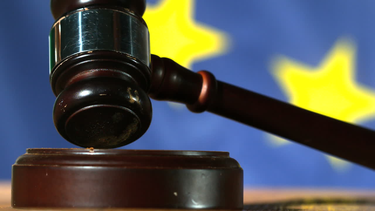 молоток падает на зондирующий блок