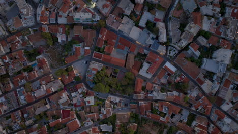 fotografía aérea de arriba hacia abajo sobre la vieja ciudad de atenas por la noche