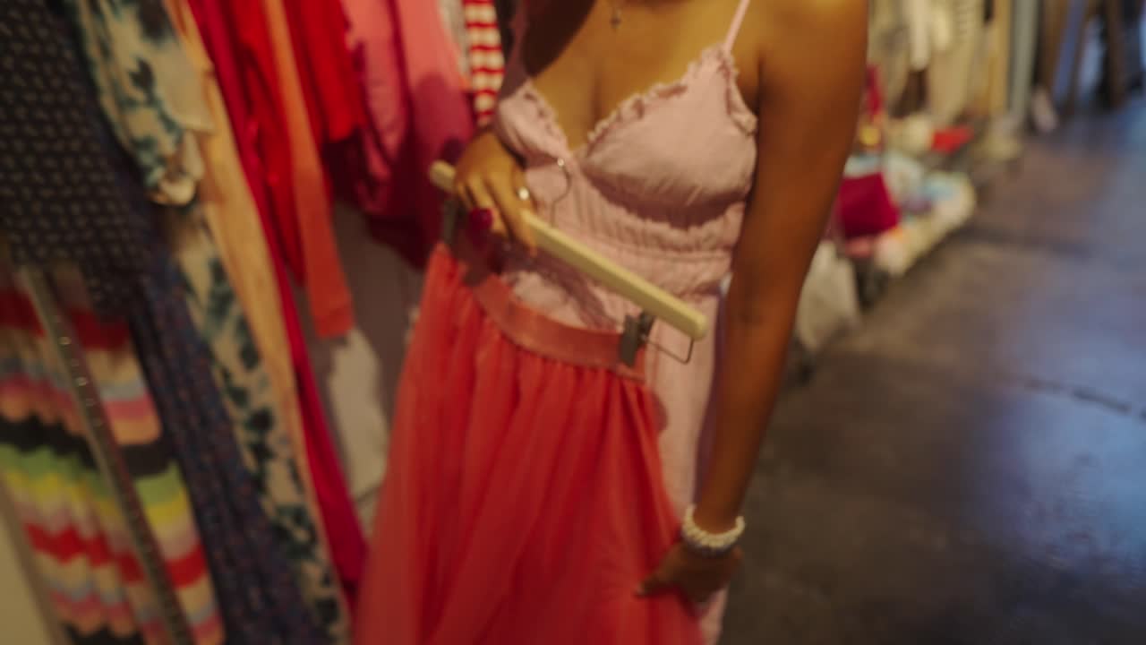 женщина покупает одежду в бутике.