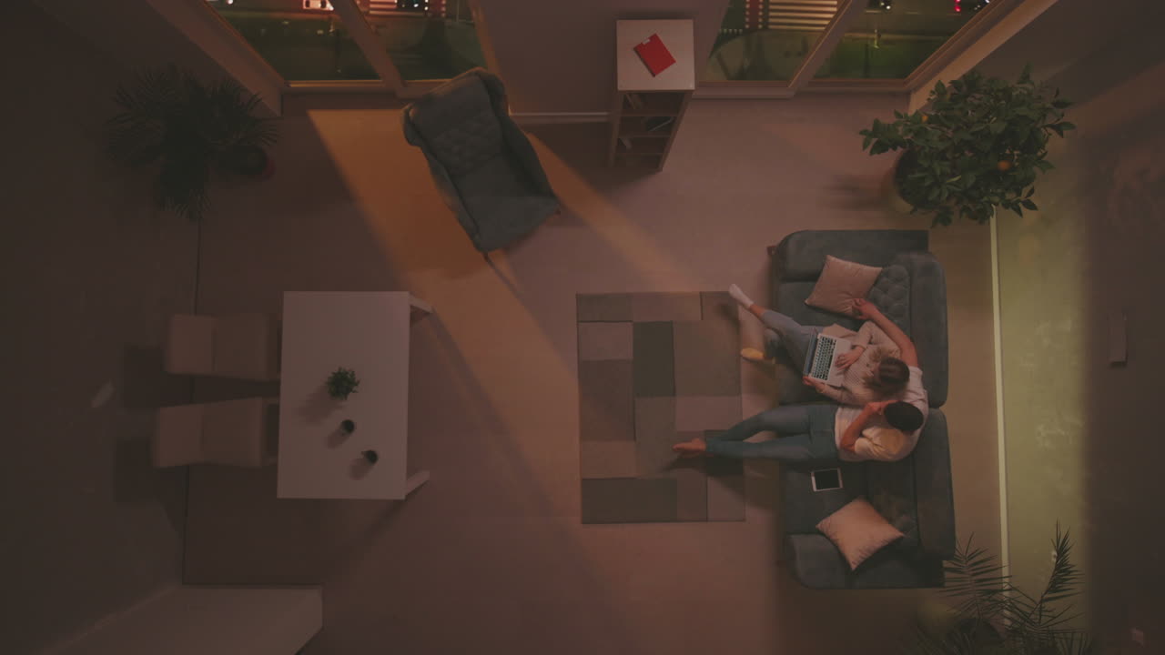 소파 에 앉아 있는 젊은 부부