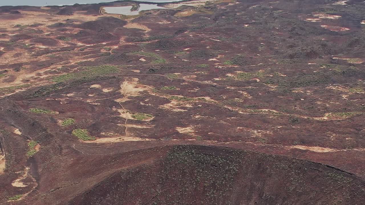 Paisagem de terreno vulcânico nas Ilhas Canárias, Espanha, durante o dia.