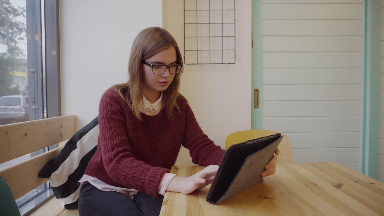 mujer usando una tableta en un café