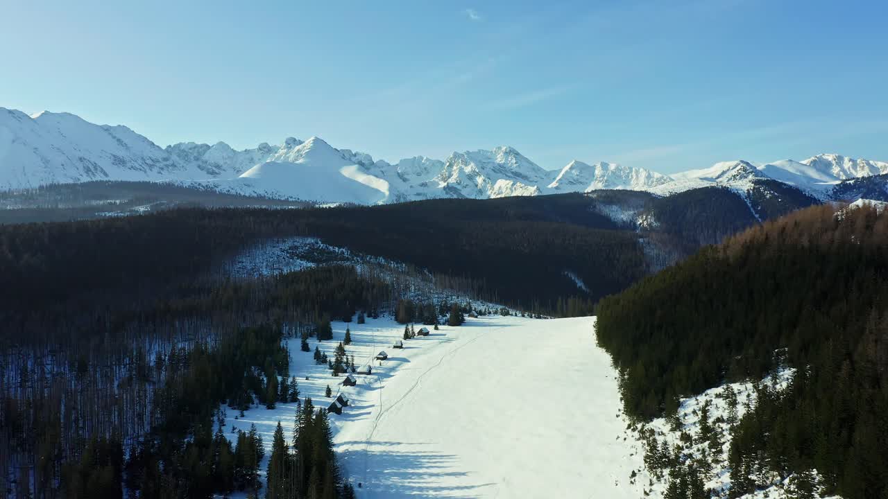 invierno en los poderosos picos de las montañas tatra en polonia con bosque siempre verde