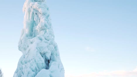 Iceberg-Alto-Dentro-De-Una-Pequeña-Ciudad-En-El-Norte-De-Suecia,-Amplia-Toma-Panorámica-En-Trípode-Durante-El-Amanecer
