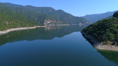 Una-Vista-Desde-Lo-Alto-Al-Cauce-Del-Rio