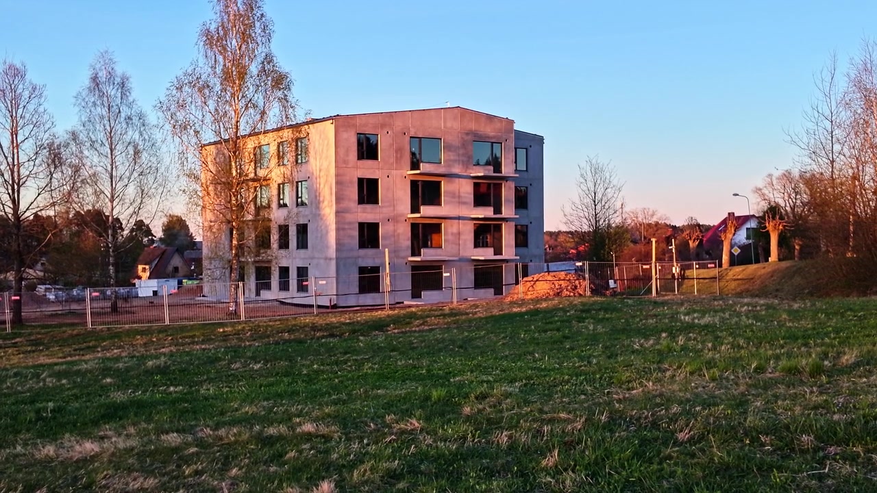Edificio residenziale multipiano in cemento incompiuto in costruzione durante un tramonto all'ora d'oro