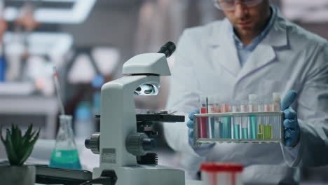 especialista en bioquímica que hace muestras de fármacos expertos en el laboratorio de cerca.