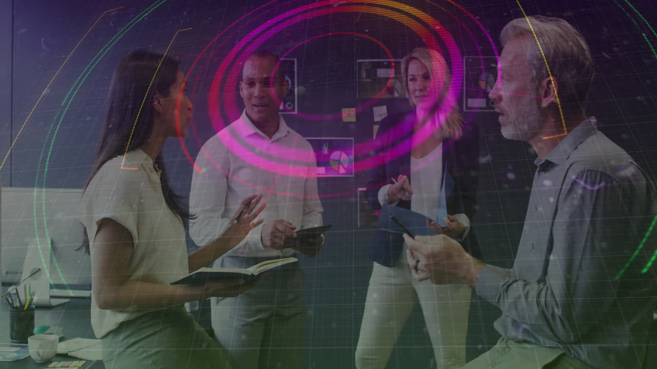 사무실에서 일하는 다양한 비즈니스 사람들 위에서 범위와 데이터 처리의 애니메이션