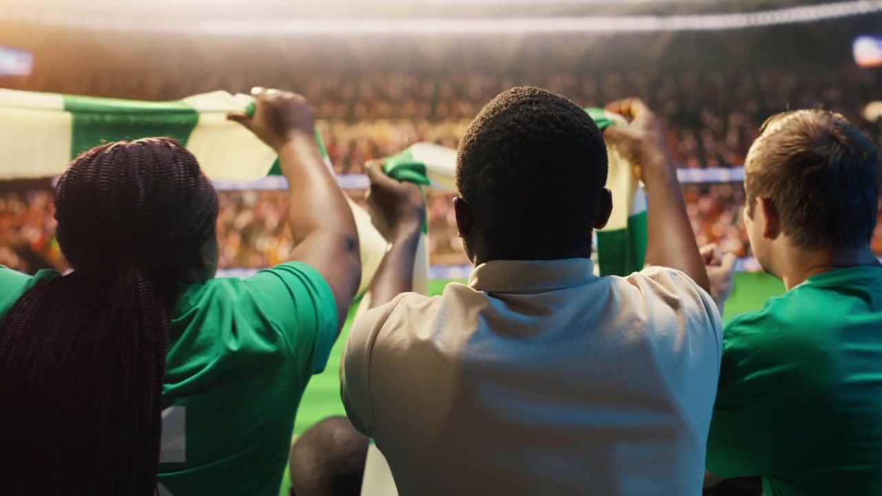 Tifoso di calcio che si porta la mano alla fronte dopo un'occasione mancata durante una partita di calcio.