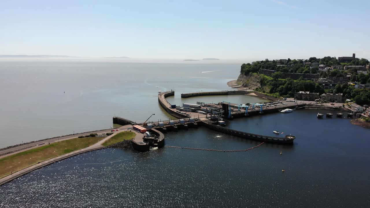 vista estática de la presa de la bahía de cardiff y la cabeza de penarth