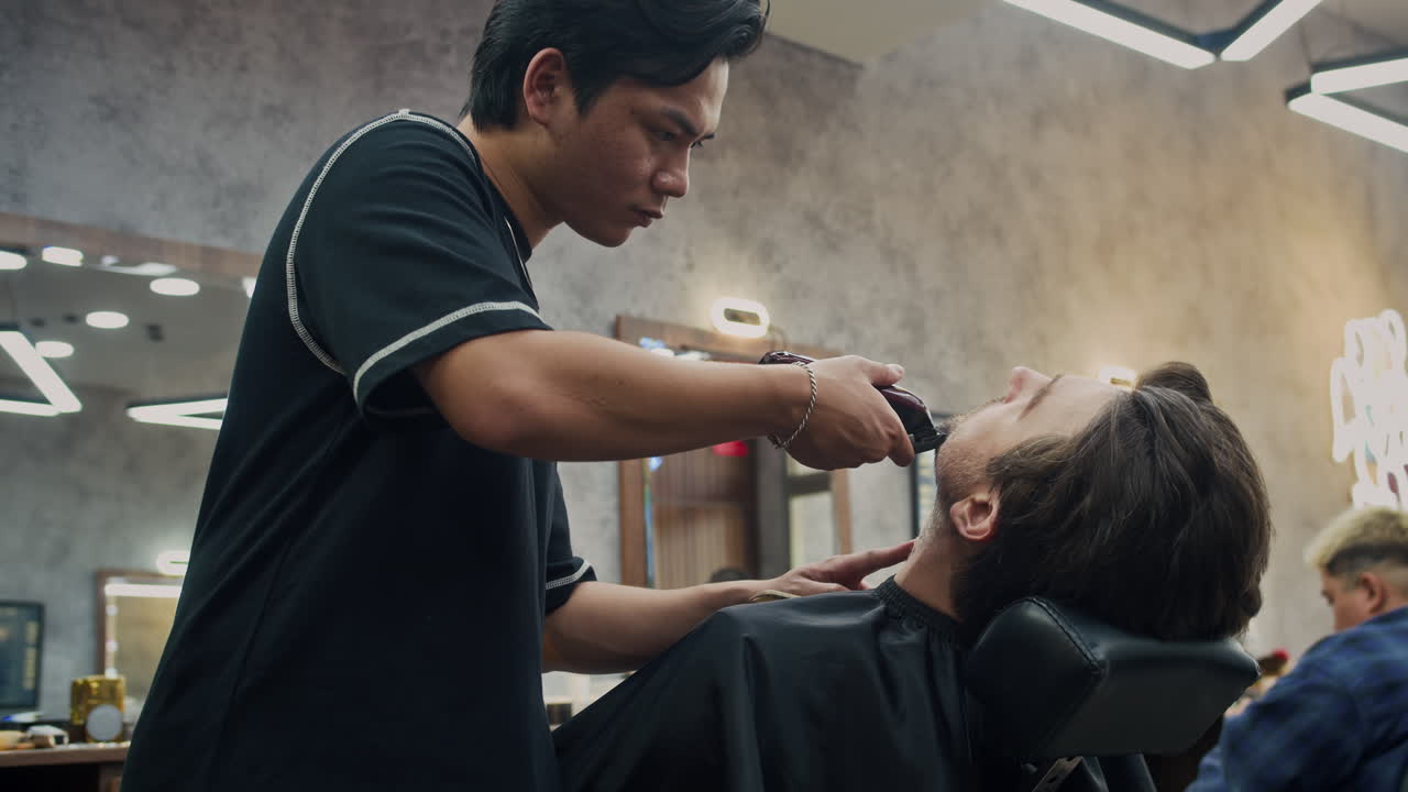 Frisør giver en klipning i en salon
