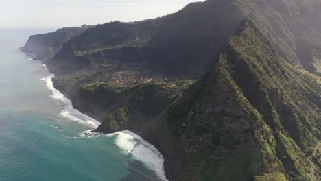 toma de drones de la épica y hermosa costa de madeira