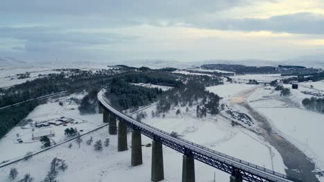 Volando-Sobre-El-Viaducto-De-Findhorn-En-Las-Tierras-Altas-De-Escocia-En-Invierno-Rodeado-De-Nieve