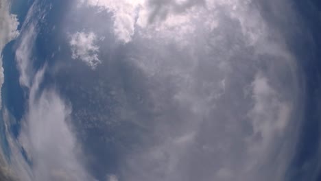 Cielo-Azul-Y-Capa-De-Nubes-Moviéndose-En-Una-Hermosa-Tarde-Soleada