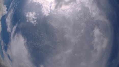 cielo azul y capa de nubes moviéndose en una hermosa tarde soleada