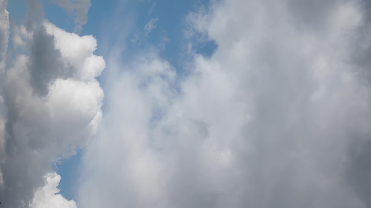 구름이 가득 찬 파란 하늘