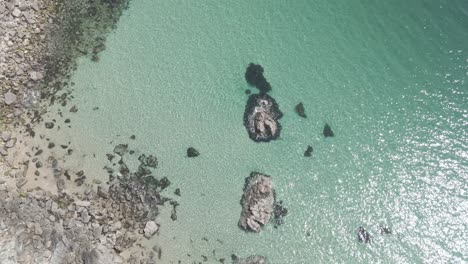 Achill-Island,-Felsige-Küste-Mit-Flachem-Und-Klarem-Wasser-Des-Atlantischen-Ozeans-Im-Sommer-In-Irland