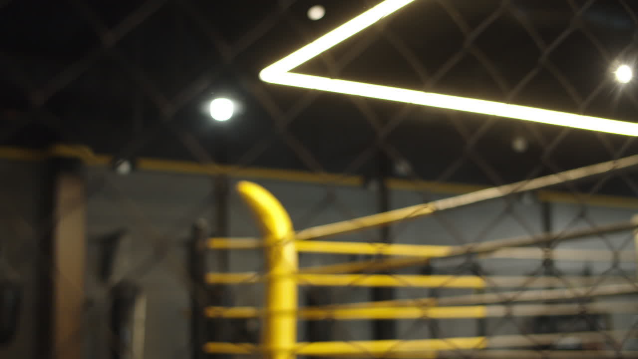 hombre en forma de mimbre comportándose agresivamente en el gimnasio. hombre golpeando la cuadrícula en el gimnasio