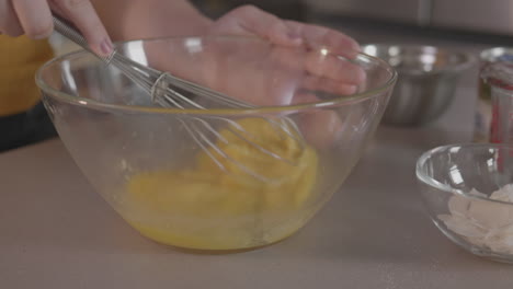 batir los huevos en un recipiente transparente