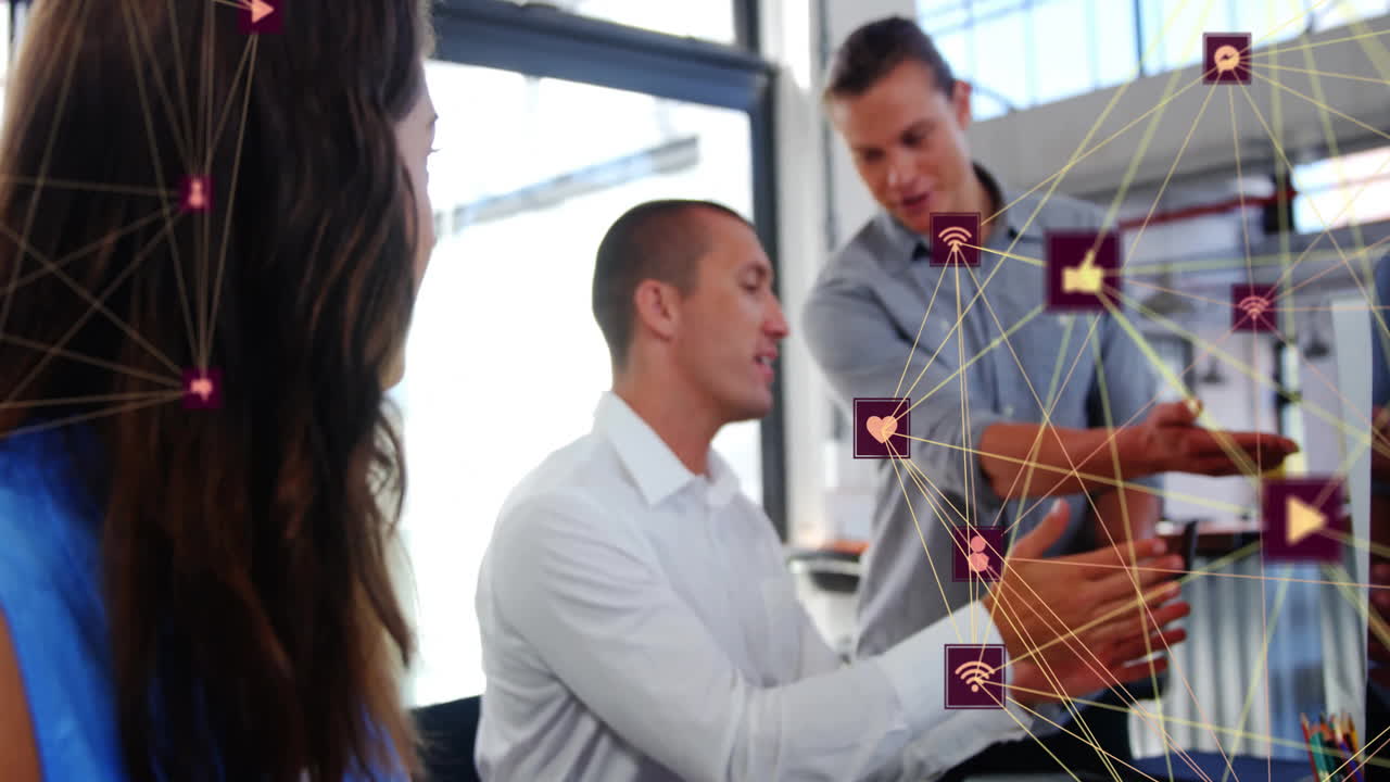 conexiones de red y animación de intercambio de datos durante reuniones de negocios en la oficina