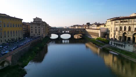 Schöner-Flug-Von-Oben-Aus-Der-Luft,-Mittelalterliche-Brücke,-Stadt,-Fluss-Florenz,-Toskana,-Italien